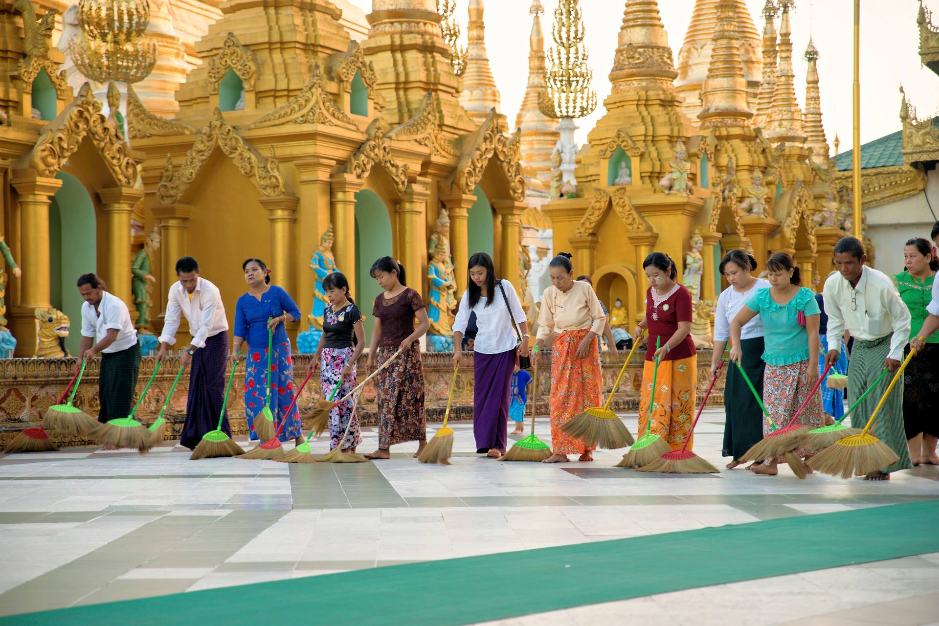 Shwedagon-Pagode - Fegen verbessert das Karma